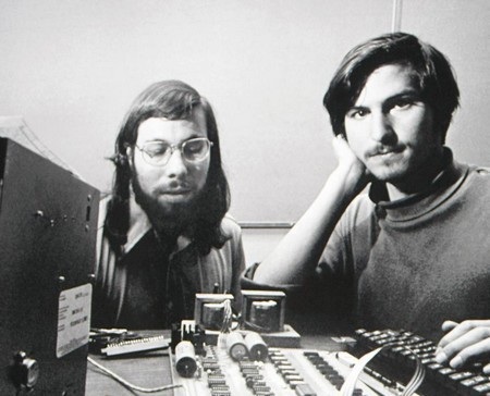 Đồng sáng lập Apple tiết lộ “sốc” về địa điểm ra đời của hãng - 1 Steve Wozniak (trái) và Steve Jobs cùng chiếc máy tính Apple I đầu tiên