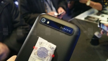 Mặt sau với camera 8 megapixel