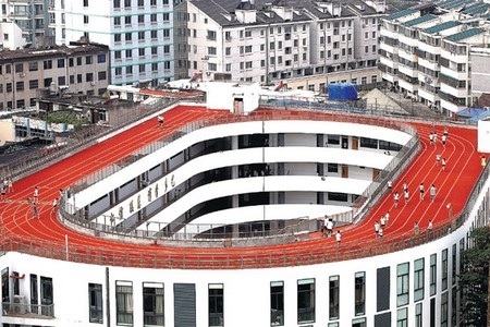 Trường tiểu học xây sân tập thể dục trên mái nhà - 1 Đường chạy và sân bóng rổ của trường tiểu học Số 2 nằm trên mái của dãy nhà cao 4 tầng