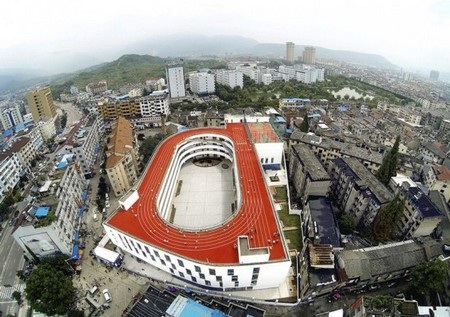 Trường tiểu học xây sân tập thể dục trên mái nhà - 2 Sân chơi của trường nhìn từ trên cao