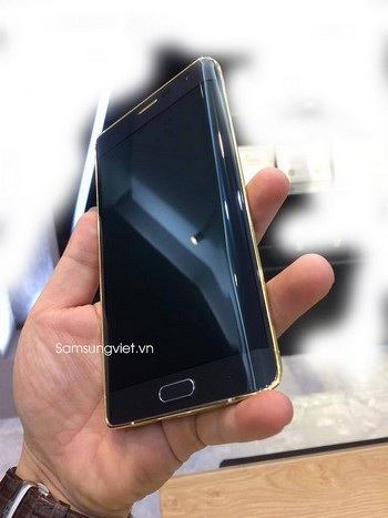 Lộ thông tin Galaxy E7 và hình ảnh Galaxy Note Edge mạ vàng tại Việt Nam - 2 Những hình ảnh Galaxy Note Edge mạ vàng xuất hiện tại Việt Nam