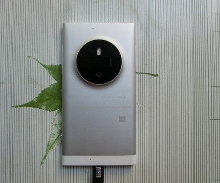 Mặt sau của máy nổi bật với cụm camera lớn