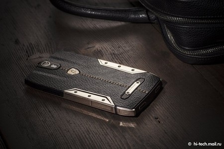 Sản phẩm sở hữu thiết kế sang trọng bên ngoài và cấu hình mạnh mẽ bên trong