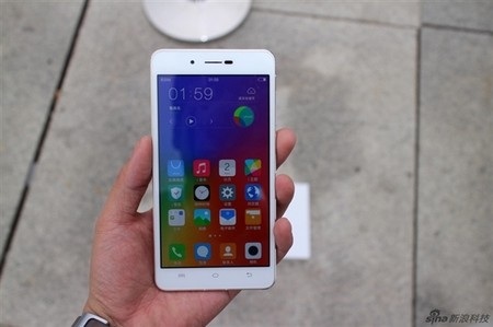 Máy có màn hình rộng 5,5-inch độ phân giải Full HD