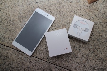 Loa ngoài nằm ở mặt sau của máy