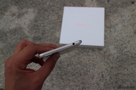 Dù có thiết kế siêu mỏng nhưng X5 Max vẫn được trang bị khe cắm phone 3,5mm