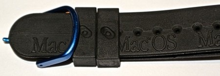Đồng hồ đeo tay đầu tiên của Apple ra mắt cách đây 20 năm - 4 Dòng chữ Mac OS được in nổi trên dây đeo của đồng hồ