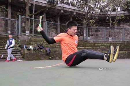 Chàng sinh viên cố gắng phá kỷ lục nhảy dây... bằng mông - 1 Yi Zhihua đã mất nhiều công sức, máu và nước mắt để tập luyện kỹ năng nhảy dây bằng mông