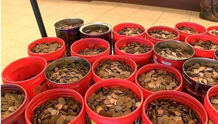 Mang hơn 2 tạ tiền xu đi đổi tiền giấy ở ngân hàng - 2 Và số tiền xu chứa đầy trong những thùng đựng cafe