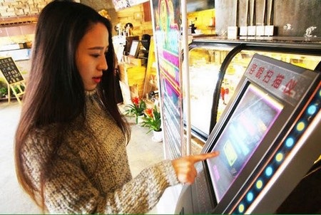 Một cô gái đang thử “thi tài” để nhận bữa ăn miễn phí