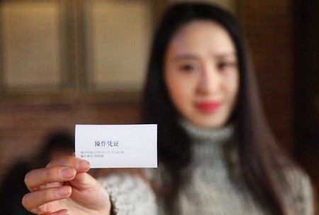 Cô gái may mắn được nhận một bữa ăn miễn phí vì gương mặt xinh đẹp