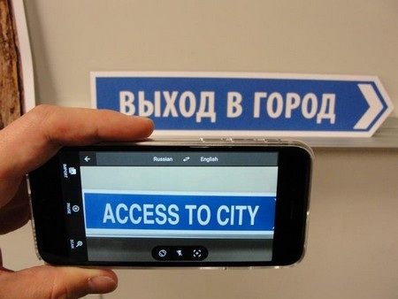 Ứng dụng Google Translate hỗ trợ chức năng dịch trực tiếp hội thoại và văn bản - 1 Bảng hiệu bằng tiếng Nga được dịch trực tiếp sang tiếng Anh trên Google Translate