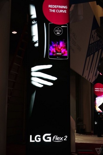 Poster quảng cáo về chiếc smartphone màn hình cong thế hệ mới của LG
