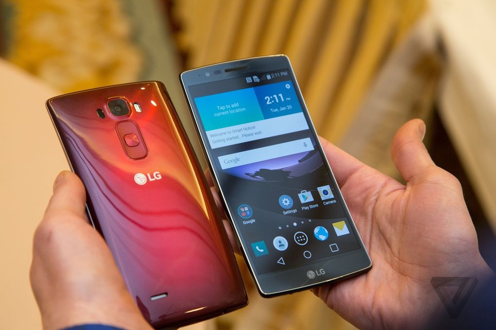 LG ra mắt điện thoại G Flex 2 màn hình cong, cấu hình “khủng” - 1 G Flex 2 sở hữu thiết kế vuông vức hơn so với thế hệ đầu tiên