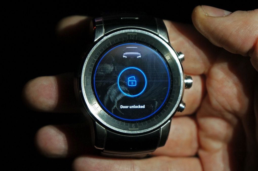 LG hợp tác hãng xe Audi ra mắt smartwatch chạy WebOS thiết kế đẹp mắt - 3 Mở khóa cửa xe bằng smartwatch