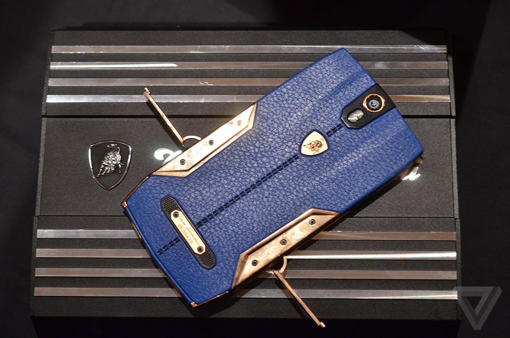 Cận cảnh smartphone siêu sang giá hơn 120 triệu của Lamborghini tại CES 2015 - 2 Mặt sau với chất liệu da và nổi bật với logo của Lamborghini