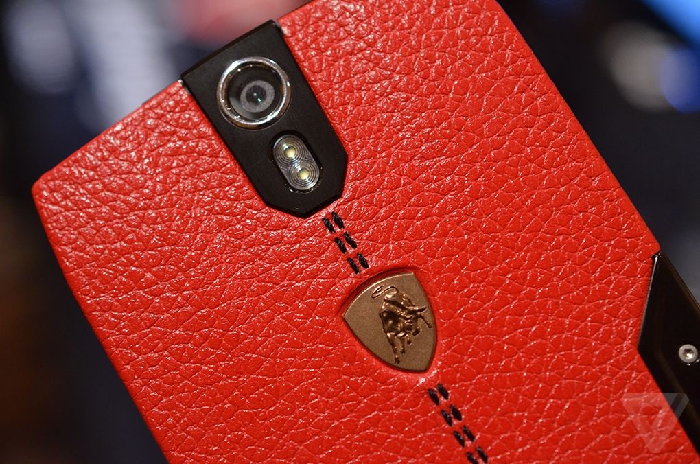 Cận cảnh smartphone siêu sang giá hơn 120 triệu của Lamborghini tại CES 2015 - 8 Camera và đèn flash kép ở mặt sau của máy