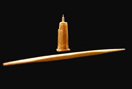 Những hình ảnh khoa học, tự nhiên ấn tượng tuần qua - 6 Hai chú mèo con đang chơi đùa với những trái bóng đồ chơi.