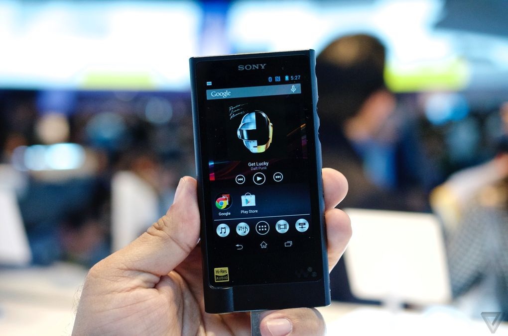 Sony ra mắt máy nghe nhạc cầm tay giá 1.200USD - 2 Máy hoạt động trên nền tảng Android 4.2 khá lỗi thời