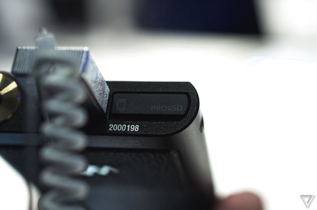Khe cắm thẻ nhớ microSD cũng nằm ở cạnh dưới của máy