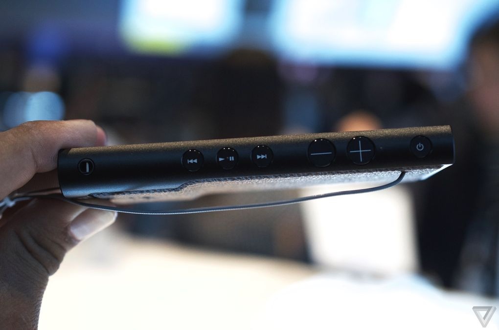 Sony ra mắt máy nghe nhạc cầm tay giá 1.200USD - 5 Các phím điều khiển nằm ở cạnh bên