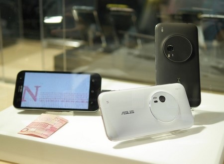 Khám phá smartphone “siêu camera” của Asus tại CES 2015 - 2 Hình ảnh thực tế ZenFone Zoom qua lồng kính trưng bày