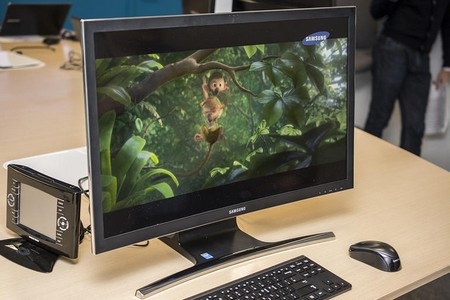 Samsung giới thiệu máy tính tất cả trong một màn hình cong - 1 Mặt trước và mặt sau của ATIV One 7 Curved