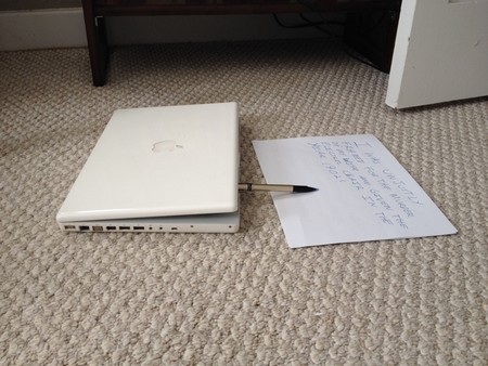Chiếc laptop dùng viết để liên hệ với chủ nhân của nó