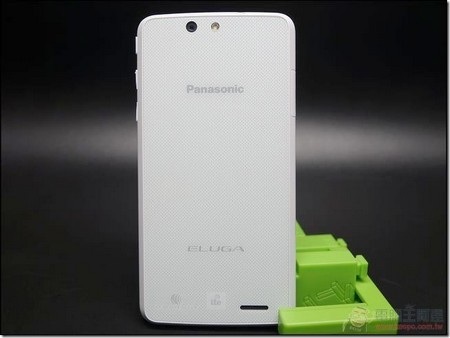 Panasonic trình làng smartphone đầu tiên dùng chip 64-bit - 3 Mặt sau bằng nhựa với các họa tiết dạng sần