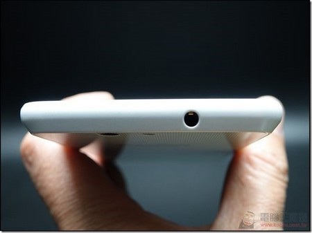 Panasonic trình làng smartphone đầu tiên dùng chip 64-bit - 7 Khe cắm thẻ nhớ ở cạnh bên