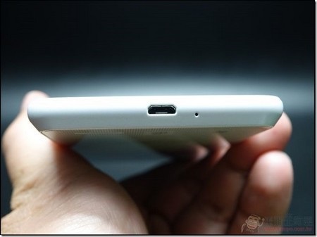 Panasonic trình làng smartphone đầu tiên dùng chip 64-bit - 6 Khe cắm thẻ nhớ ở cạnh bên