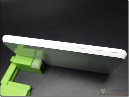 Panasonic trình làng smartphone đầu tiên dùng chip 64-bit - 8 Khe cắm thẻ nhớ ở cạnh bên