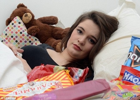 Kỳ lạ cô gái có thói quen vừa ăn, vừa ngủ