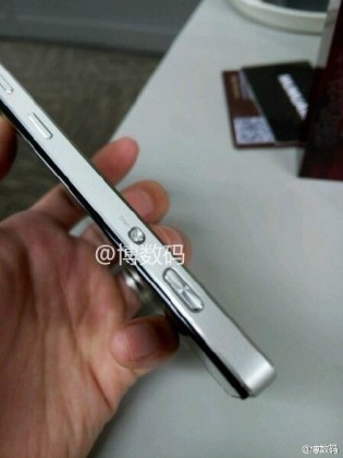 Lộ ảnh thực tế smartphone cao cấp Vibe Z3 Pro của Lenovo - 4 Các phím điều khiển ở cạnh bên và sự xuất hiện của một công tắc khá lạ mắt