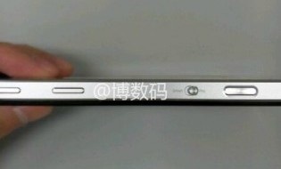Lộ ảnh thực tế smartphone cao cấp Vibe Z3 Pro của Lenovo - 5 Các phím điều khiển ở cạnh bên và sự xuất hiện của một công tắc khá lạ mắt