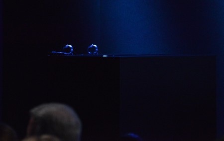 Hình ảnh 2 chiếc Apple Watch xuất hiện trên sân khấu để chuẩn bị cho sự kiện