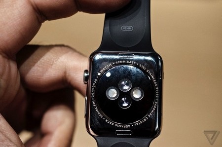Những điều cần biết về đồng hồ thông minh Apple Watch - 3 Các cảm biến và cổng sạc ở mặt sau Apple Watch