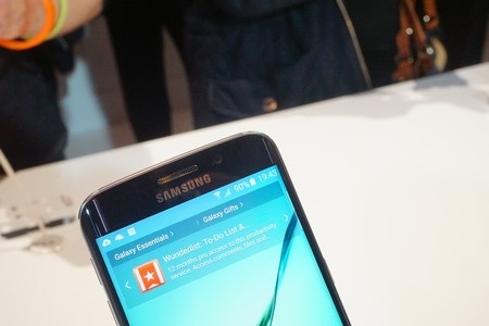 Cận cảnh loa thoại và camera trước của Galaxy S6 Edge