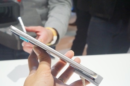 Máy sở hữu khung viền bằng kim loại chắc chắn