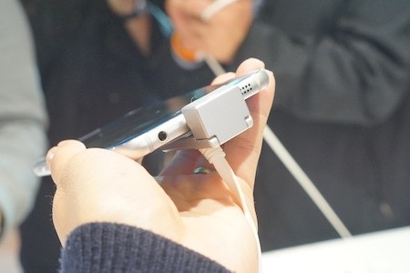 Loa ngoài, giắc cắm phone và cổng kết nối nằm ở cạnh dưới