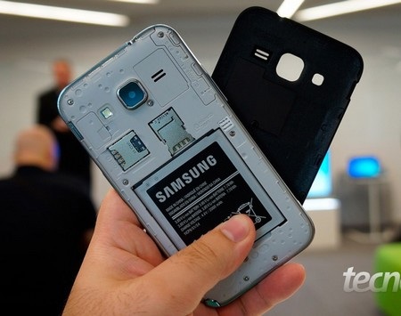 Samsung ra mắt smartphone tầm trung dùng chip 64-bit - 5 Video mở hộp Galaxy Win 2: