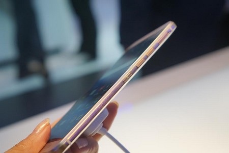 Cận cảnh smartphone thế hệ mới One M9 của HTC - 3 Các phím điều khiển của HTC One M9 được chế tác một cách tỉ mỉ
