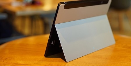 Jide Remix sở hữu thiết kế bên ngoài khá giống với Surface Pro 3 của Microsoft