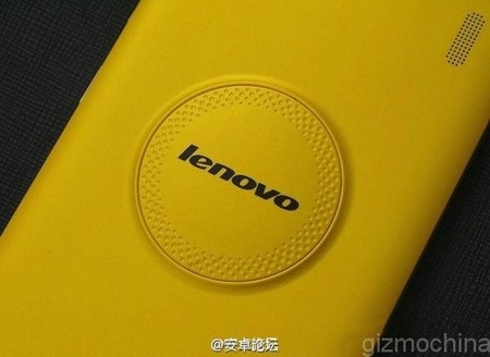 Logo của Lenovo được in trên một vòng tròn nổi bật ở mặt lưng