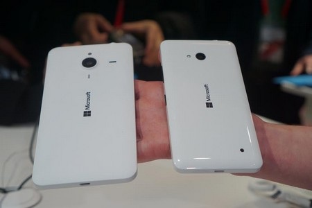 Mặt sau của Lumia 640 (phải) và Lumia 640 XL (trái)