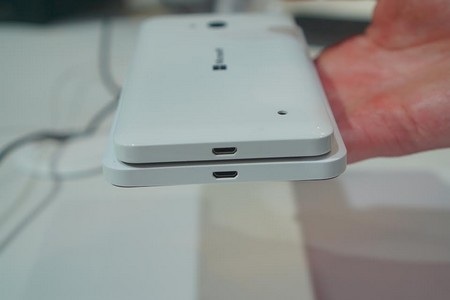 Cổng kết nối microUSB của 2 sản phẩm ở cạnh dưới