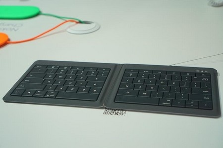Microsoft ra mắt bàn phím di động với thiết kế gập độc đáo - 2 Bàn phím ở dạng mở hoàn chỉnh