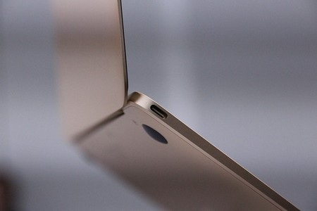 MacBook thế hệ mới chỉ sở hữu một cổng kết nối duy nhất ở cạnh trái của sản phẩm