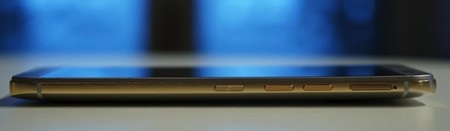 One M9 (phải) có thiết kế nhỏ và nhẹ hơn phiên bản One M8 trước đây