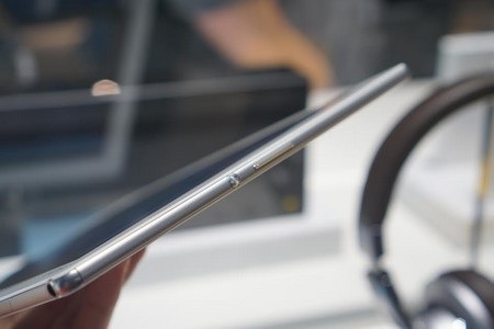 Cận cảnh Xperia Z4 Tablet - Máy tính bảng mỏng và mạnh mẽ nhất hiện nay - 4 Nút nguồn nổi bật, giống như các mẫu smartphone khác hiện nay của Sony